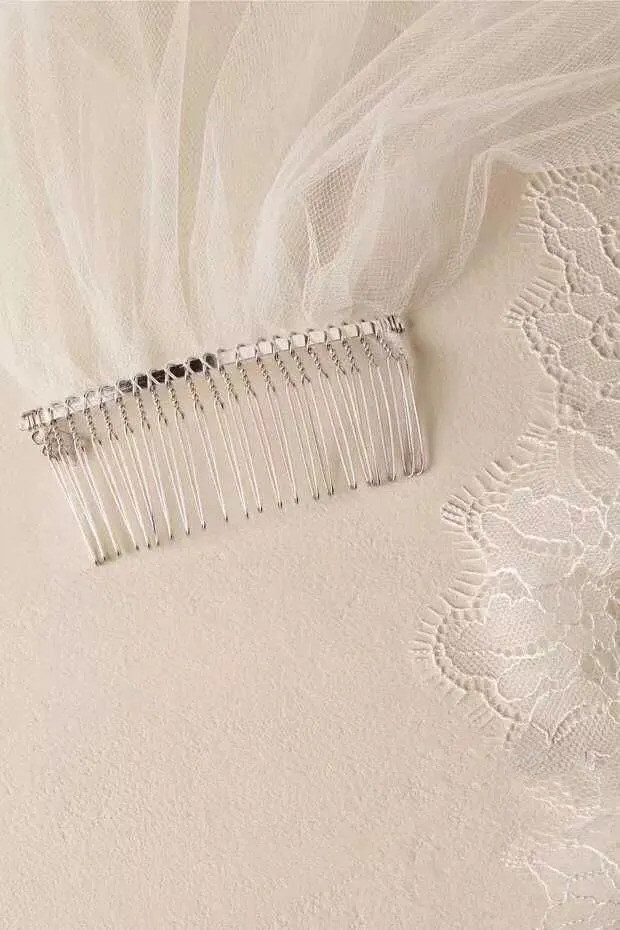 One Layer Tulle Bridal Veils with Lace Applique Edge Ivory Wedding Veils with Comb V035